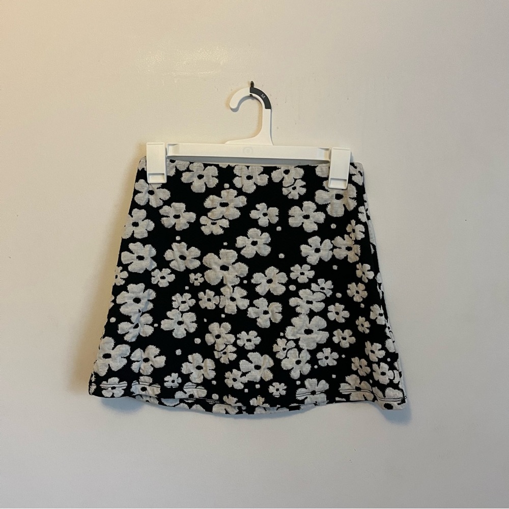 Urban outfitters size small floral skirt!! Includes elastic waistband